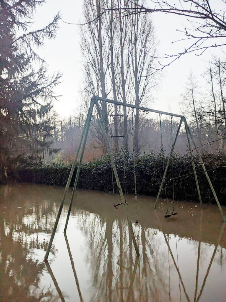 Dans un jardin, l'eau de la rivière est montée jusqu'à la maison.